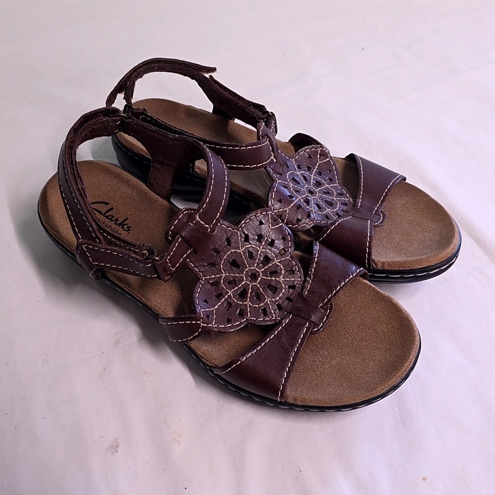 Clarks Sandals Womens 9M Brown Leather Bendables Floral Cutout